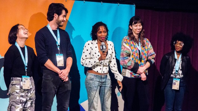 Photo by Claudio Fox